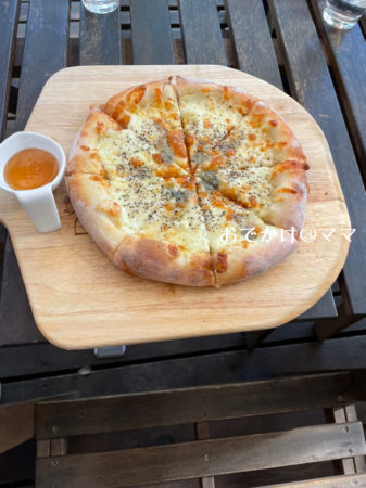 農園リストランテ・ヴェルデューレリッコの4種のチーズピザ