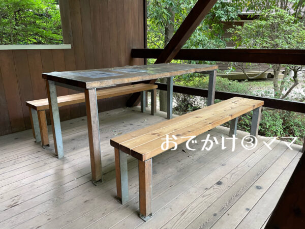 清水公園キャンプ場のバンガローのテーブルと椅子